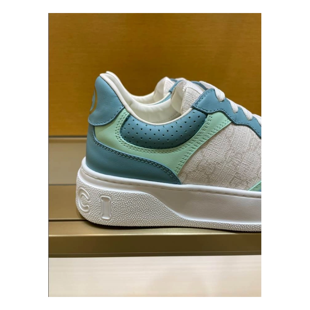 FashionStatement,GUCCI,IconicStyle,ItalianCraftsmanship,LuxuryFootwear,SNEAKER