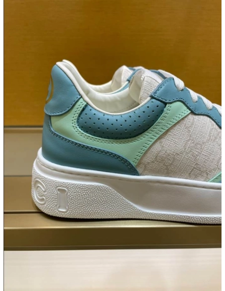 FashionStatement,GUCCI,IconicStyle,ItalianCraftsmanship,LuxuryFootwear,SNEAKER