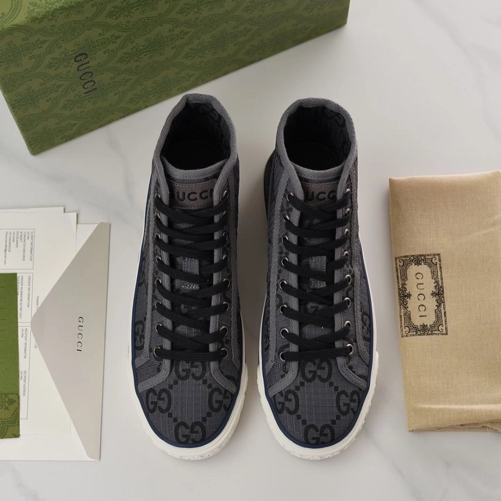 FashionStatement,GUCCI,IconicStyle,ItalianCraftsmanship,LuxuryFootwear,SNEAKER