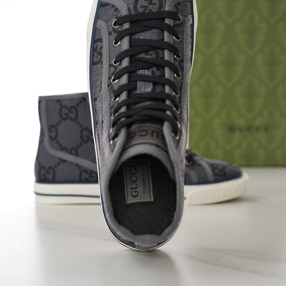 FashionStatement,GUCCI,IconicStyle,ItalianCraftsmanship,LuxuryFootwear,SNEAKER
