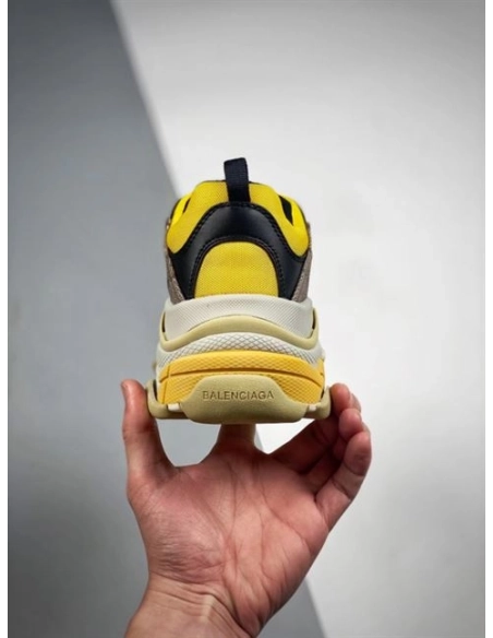 FashionStatement,GUCCI,IconicStyle,ItalianCraftsmanship,LuxuryFootwear,SNEAKER