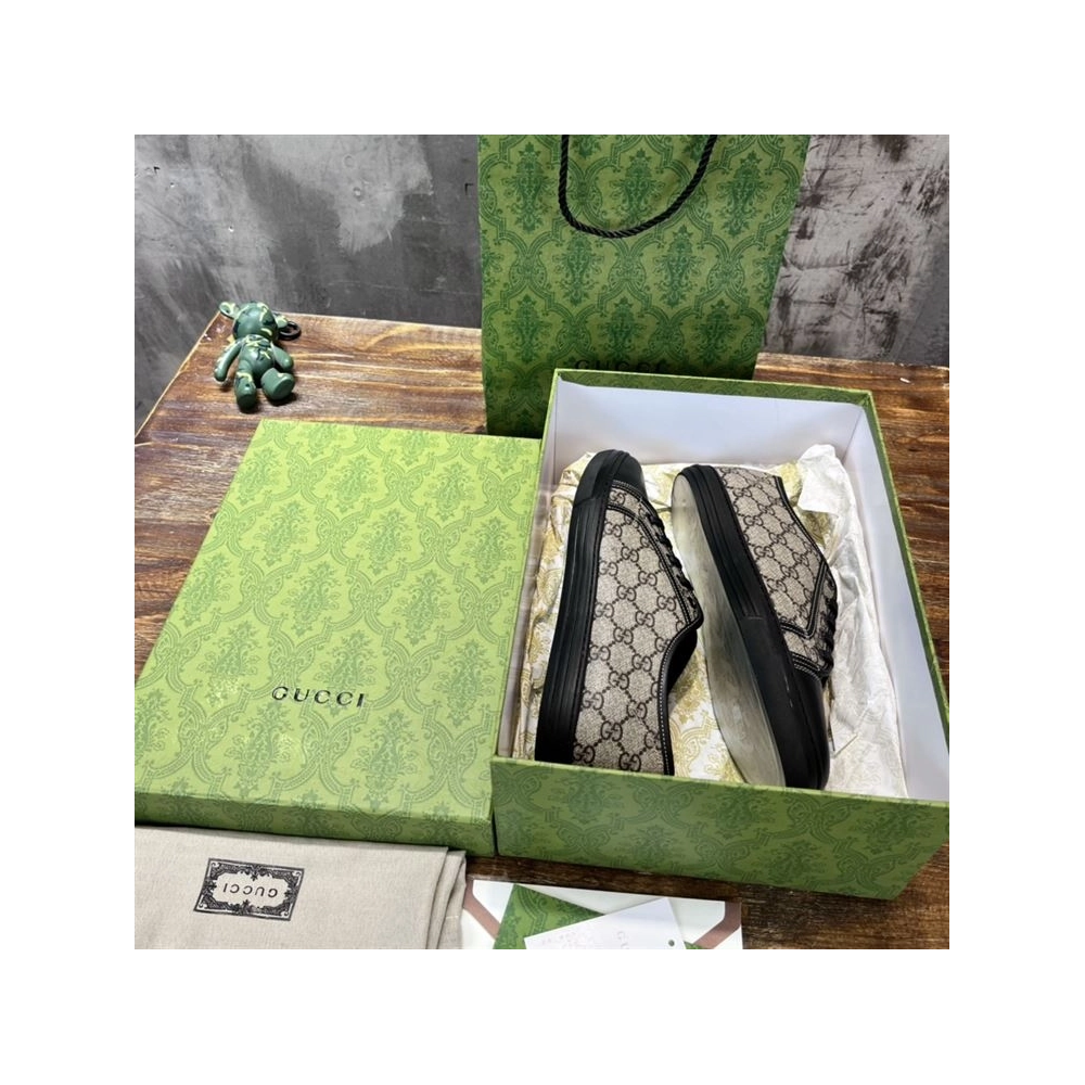 GUCCI,IconicStyle,LuxuryFootwear,SNEAKER