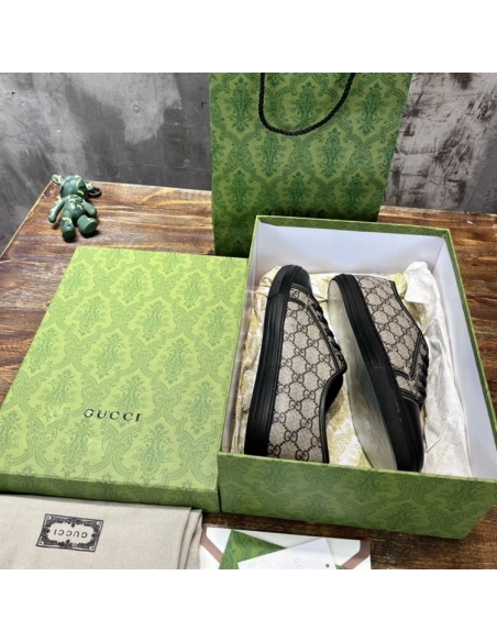 GUCCI,IconicStyle,LuxuryFootwear,SNEAKER
