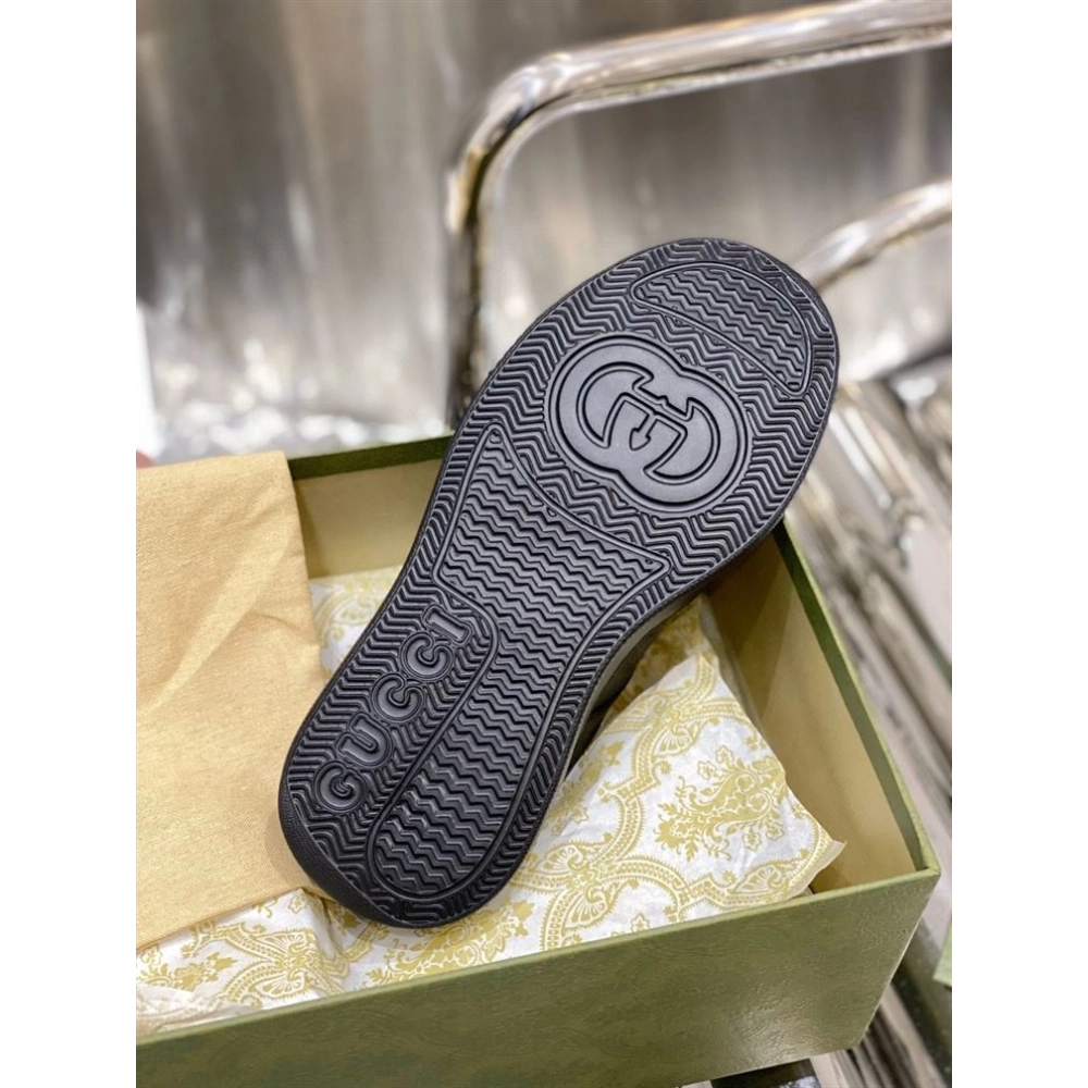 FashionStatement,GUCCI,IconicStyle,ItalianCraftsmanship,LuxuryFootwear,SNEAKER