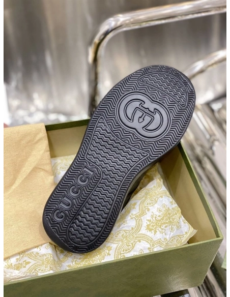 FashionStatement,GUCCI,IconicStyle,ItalianCraftsmanship,LuxuryFootwear,SNEAKER