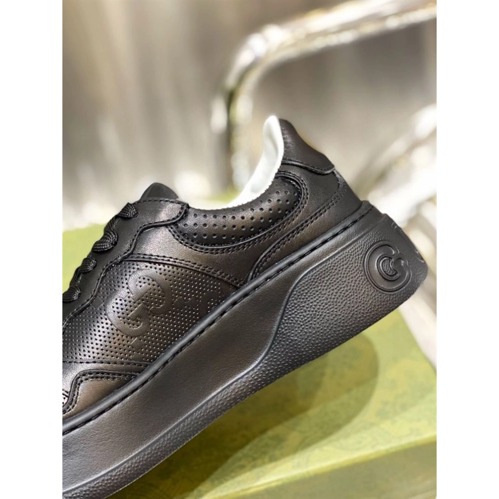 FashionStatement,GUCCI,IconicStyle,ItalianCraftsmanship,LuxuryFootwear,SNEAKER