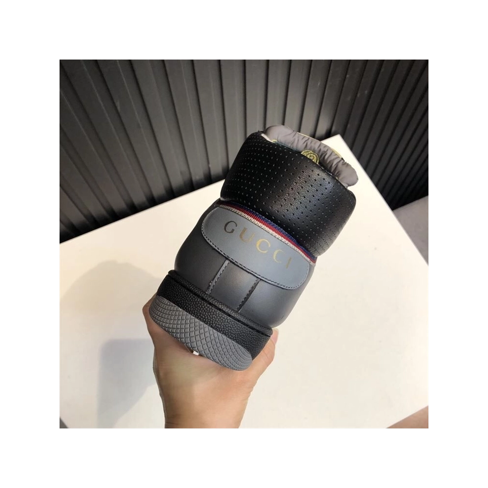 FashionStatement,GUCCI,IconicStyle,ItalianCraftsmanship,LuxuryFootwear,SNEAKER