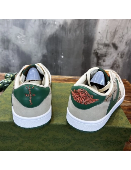 FashionStatement,GUCCI,IconicStyle,ItalianCraftsmanship,LuxuryFootwear,SNEAKER