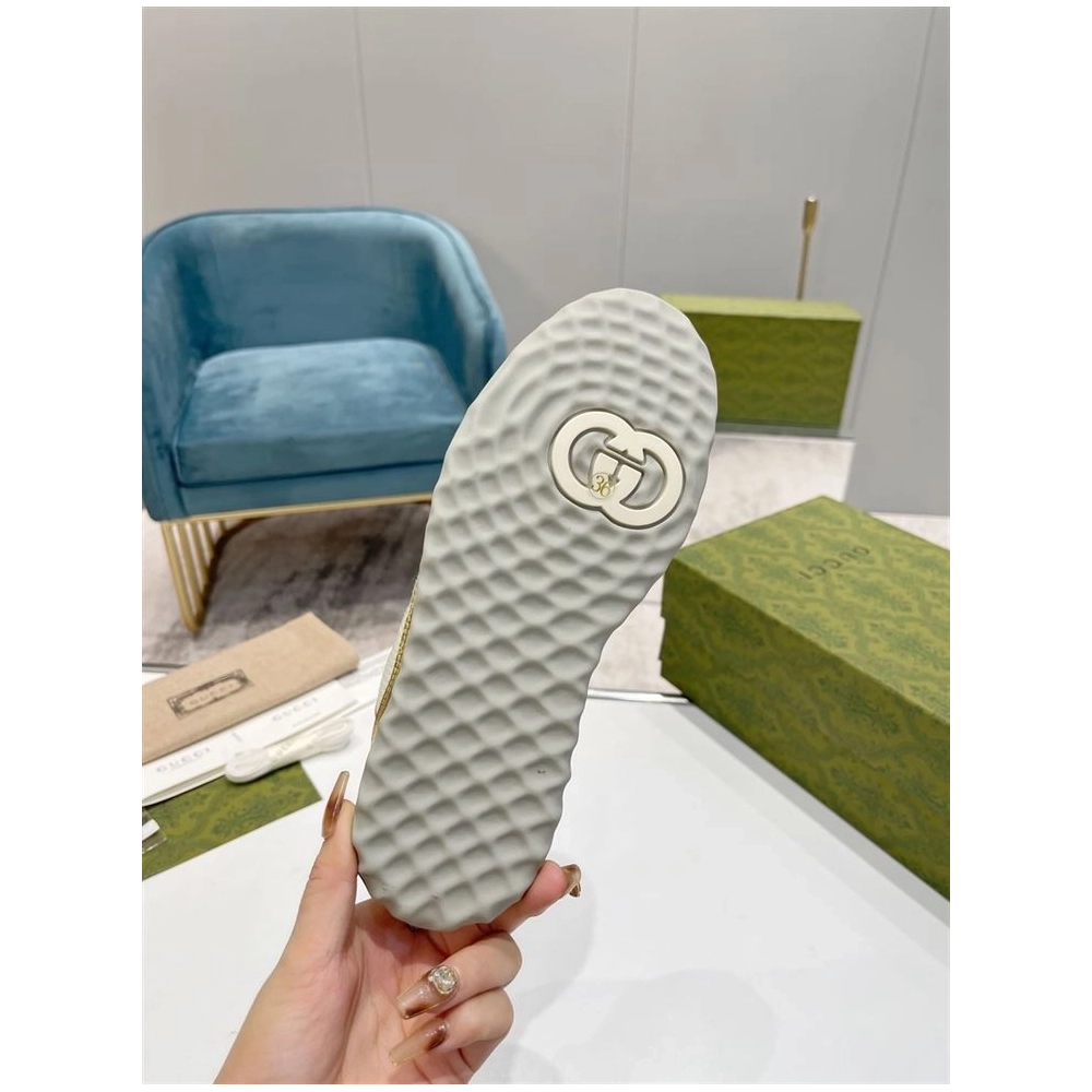 FashionStatement,GUCCI,IconicStyle,ItalianCraftsmanship,LuxuryFootwear,SNEAKER