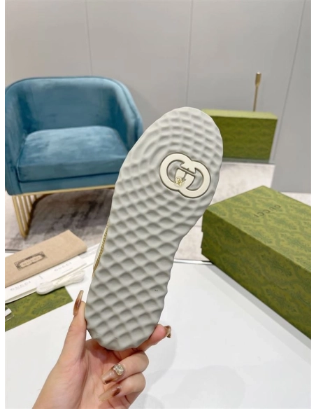 FashionStatement,GUCCI,IconicStyle,ItalianCraftsmanship,LuxuryFootwear,SNEAKER