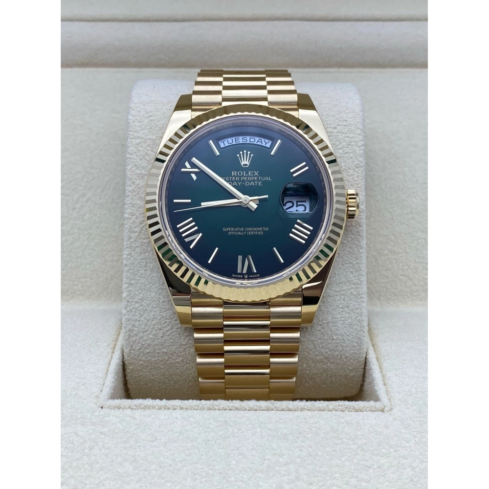 Day Date M228238-0069 Gradient Green Size 40