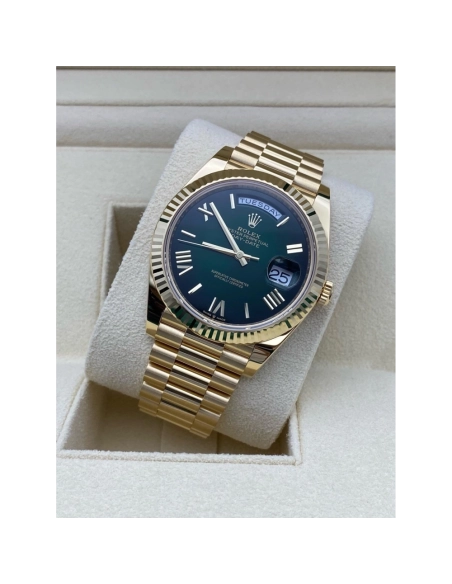 Day Date M228238-0069 Gradient Green Size 40